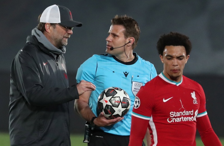 卡扎尔球衣都被踹裂了！卡兰加被红牌罚下(图)意外？韩媒：韩国队点球大战遭中国球迷嘘声 全场为沙特加油中超前瞻：京沪大战火爆上演 泰山争首胜海港盼零封